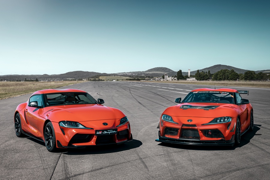 トヨタGRスープラ GT4 100エディション（右）と、トヨタ・スープラ GT4 100thエディション・トリビュート（左）