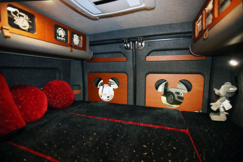 ディズニー100のベッドスペース。すぐ傍にミッキーの可愛らしいアイコンが。アッパーキャビネットのパネルは映画の名シーンで飾られている。