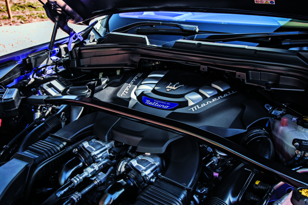 ネットゥーノと銘打ったトロフェオの3000ccV6ツインターボは、MC20用のデチューン版で、アルファのV6とも関連のあるユニット。かなり後ろ寄りに搭載されるが、エンジンルームの残りのスペースはターボやインタークーラー、パイピングで埋め尽くされている。