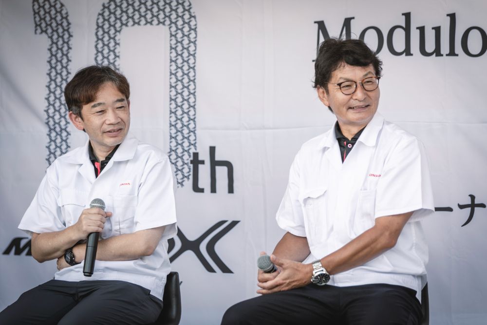 モデューロXの開発を率いてきた福田正剛氏（右）が、9月で定年退職を迎える。これからは、湯沢峰司氏（左）が熱き開発部隊を牽引することに。