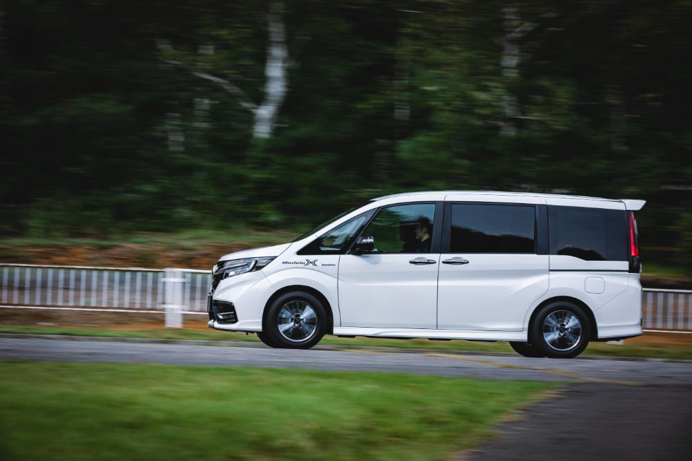 日常使いのスピード域でその良さを体感できるモデューロXだから、同乗試乗の車両には子供連れで乗り込むことができる。みんなが納得して選べるのも、10年に渡り支持されてきたこのシリーズの魅力だろう。