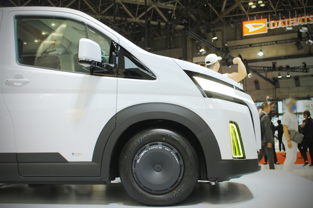 東京ビッグサイトの東館には、自動車メーカー各社に加えて、トヨタ車体のブースもある。写真は、グローバル・ハイエースBEVコンセプト。