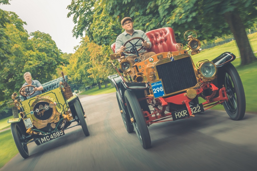 レッドのシャシーのダラック10/12HP ジュヌヴィエーヴと、ライト・グリーンのスパイカー12/16HP ダブルフェートン