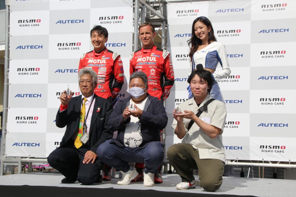 オーテック乗りの愛を感じる「遠来賞」と「過走大賞」の表彰も。次生選手とクインタレッリ選手もにっこり。