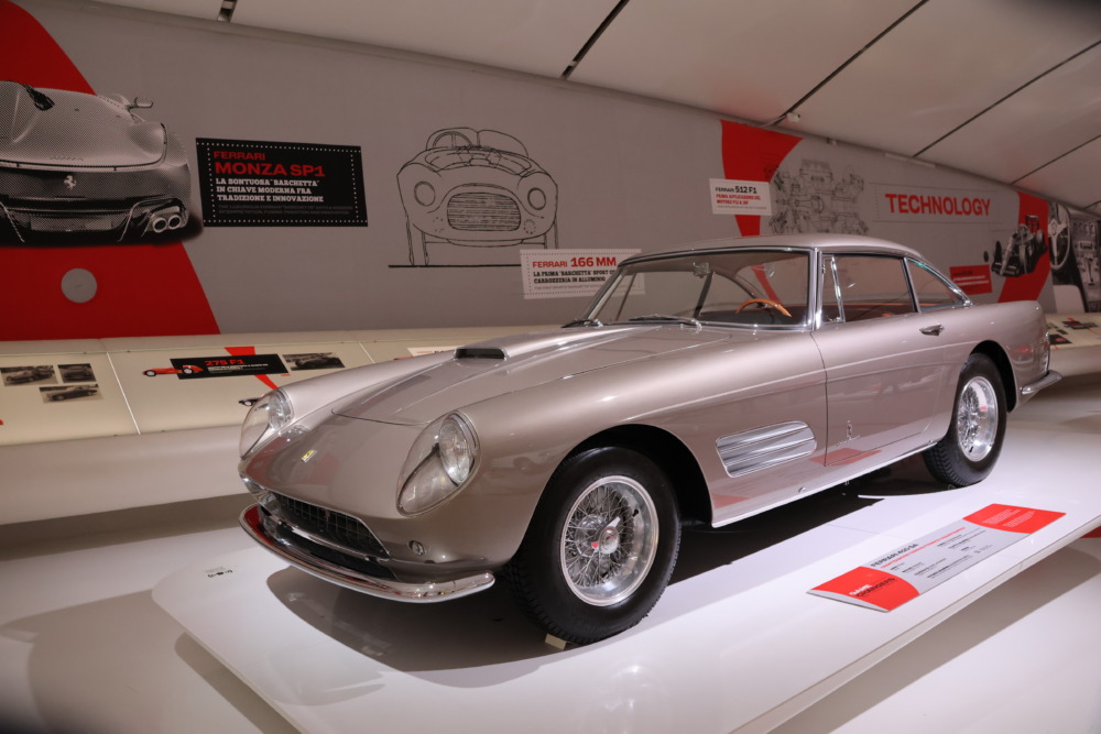 1956年410スーパーアメリカ・ピニン・ファリーナ。エリート級オーナーが目覚めた最初のフェラーリとして紹介。1955年パリサロン、続いて翌1956年のブリュッセルショーで公開された。