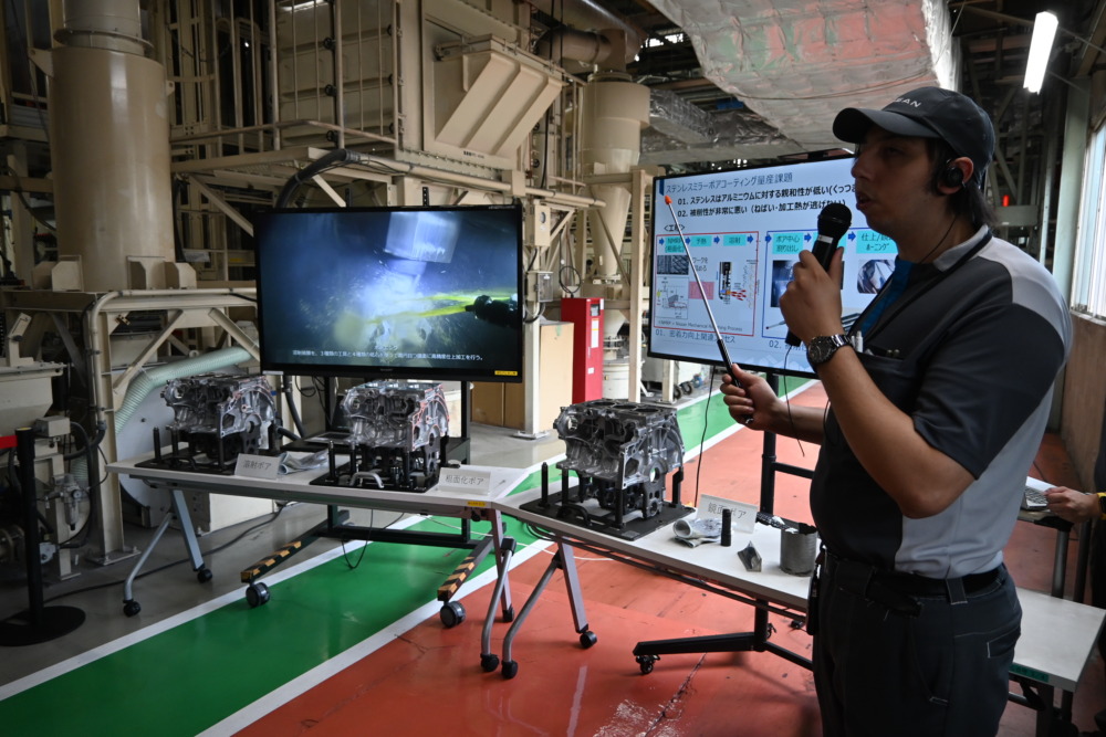 日産横浜工場のSUSミラーボアコーティングを行う生産設備の前で説明が行われた。