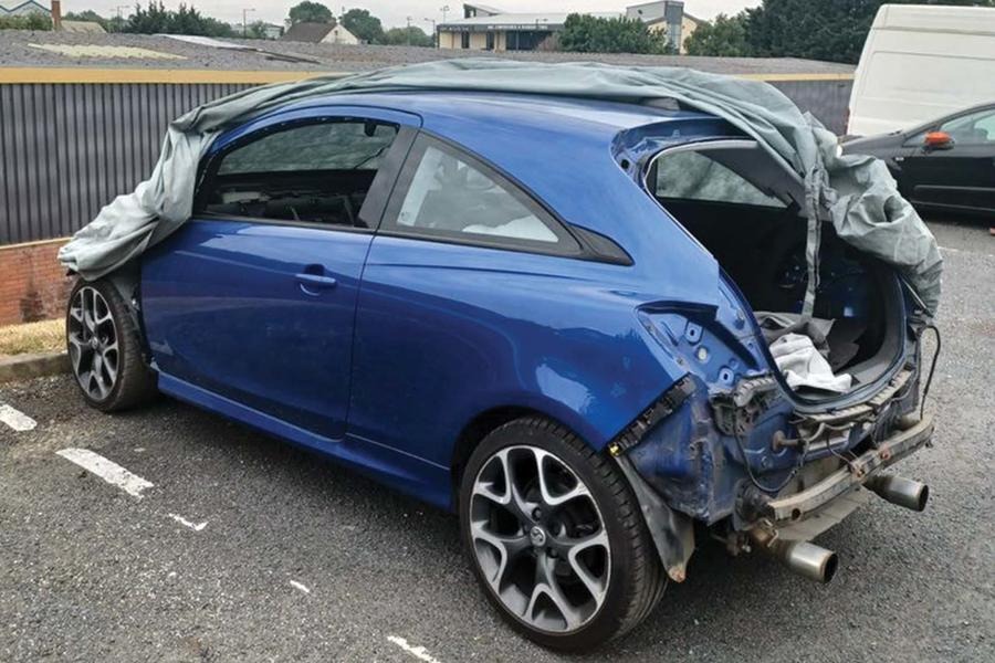 車両ごと盗難に遭うだけでなく、駐車中に部品だけ盗られるケースが増えているという。