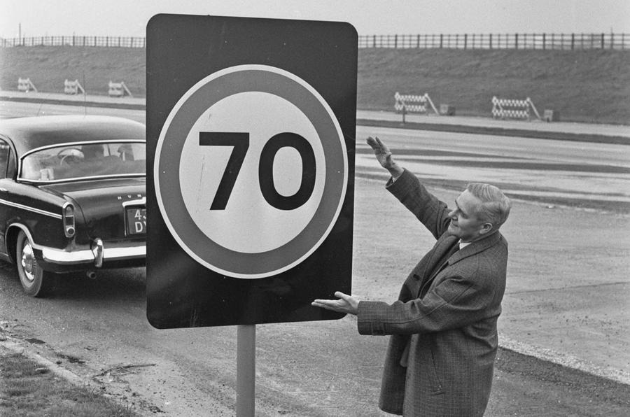 1965年12月、M4高速道路に70マイルの制限速度標識を掲げるトム・フレイザー英運輸大臣。