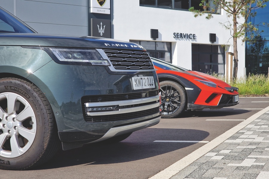 ランドローバー・レンジローバー P440e オートバイオグラフィーと、ランボルギーニ・ウラカン・ステラート