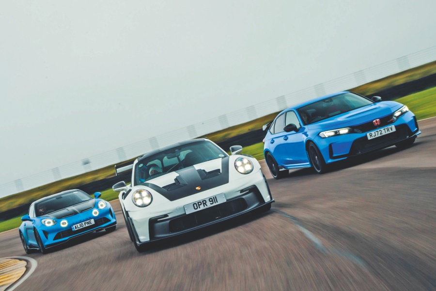 ホワイトのポルシェ911 GT3 RSと、ブルーのアルピーヌA110 Rとホンダ・シビック・タイプR