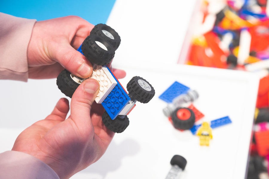 子どもの頃は、レゴの四角いブロックとタイヤで思い思いのクルマを作った