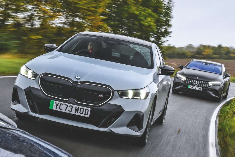 グレーのBMW i5 M60 xドライブと、ブラックのメルセデスAMG EQE 53 4マティック AMGパフォーマンス・パッケージ