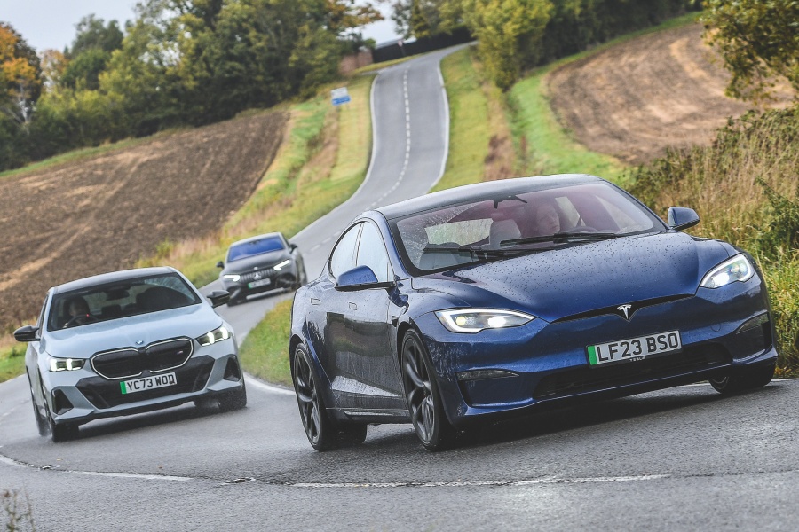 ダークブルーのテスラ・モデルS プレイドと、グレーのBMW i5 M60 xドライブ、ブラックのメルセデスAMG EQE 53 4マティック AMGパフォーマンス・パッケージ