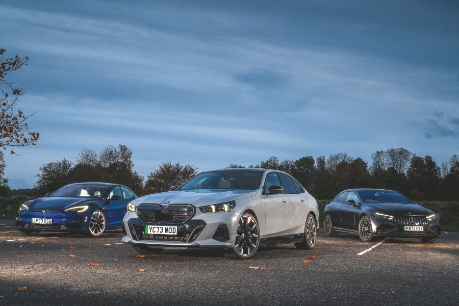 グレーのBMW i5 M60 xドライブと、ダークブルーのテスラ・モデルS プレイド、ブラックのメルセデスAMG EQE 53 4マティック AMGパフォーマンス・パッケージ