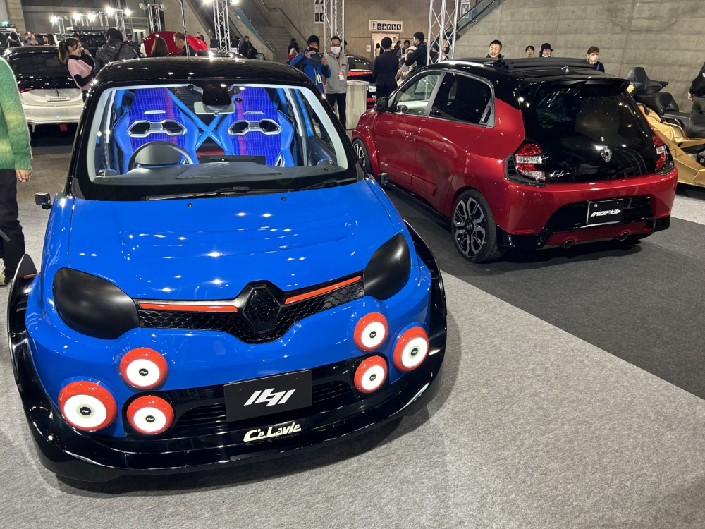 手前の青色の車両が「C'elavie(セラヴィ)105 MAXI」。より大胆なカスタムが施されている。