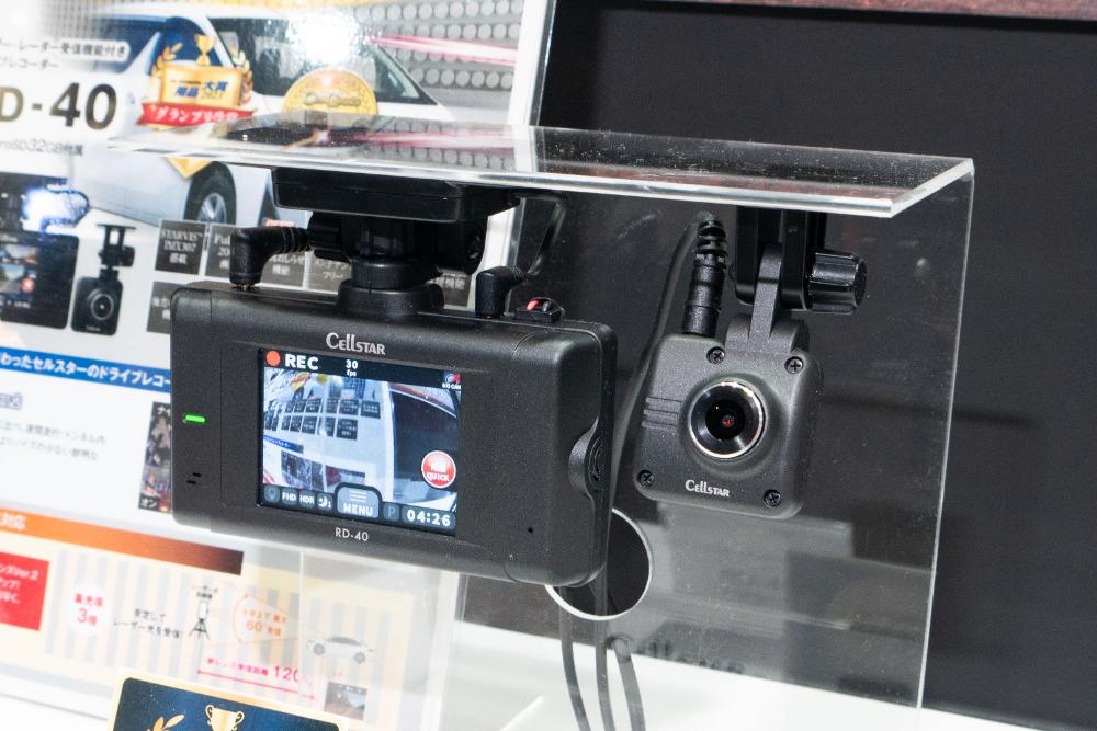 こちらは2カメラドライブレコーダー／レーザー＆レーダー探知機の「RD-40」。指定専門店モデルとなる。