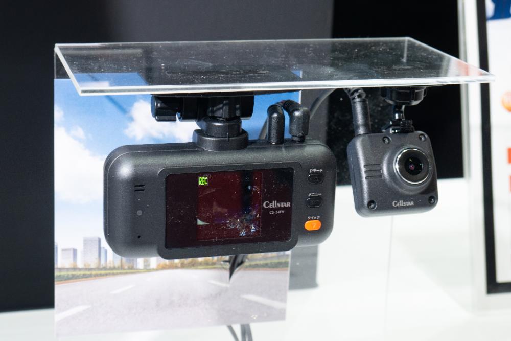 シンプル機能で価格を抑えたベーシックタイプの2カメラドライブレコーダー「CS-54FH」は近日発売予定。