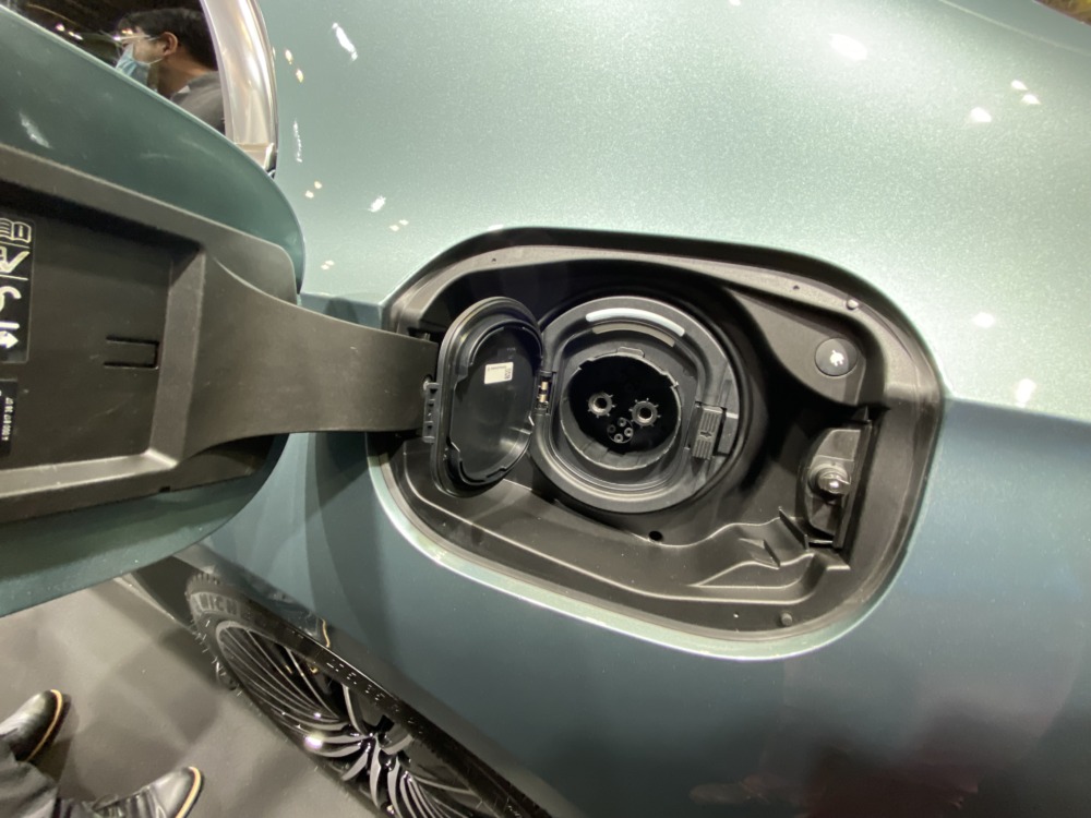 「E350 e スポーツ エディション スター」は、CHAdeMO規格による急速充電にも対応。