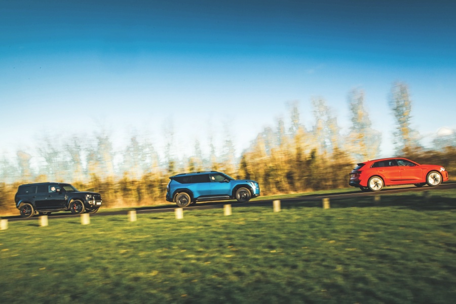 ブラックのランドローバー・ディフェンダー 110 P400eと、ブルーのキアEV9 GTラインS、レッドのアウディQ8 eトロン55クワトロ・フォアシュプルング