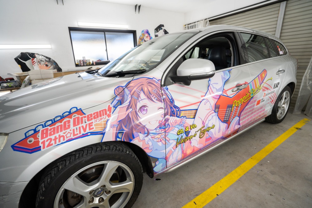 外国人がレンタカーを痛車にラッピングして日本半周ドライブ