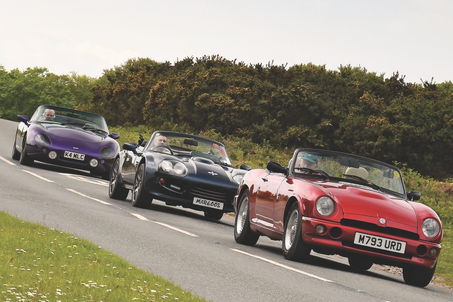 レッドのMG RV8と、ダークブルーのマーコス・マントラ、パープルのTVRグリフィス
