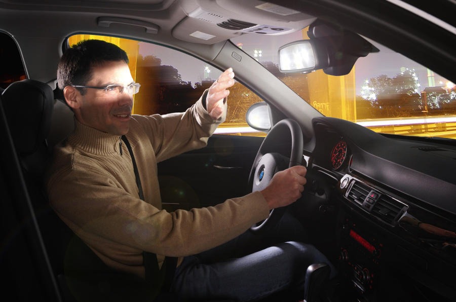 日本でも夜間、対向車や後方車両のヘッドライトが「眩しい」と感じる経験は多いのではないだろうか。