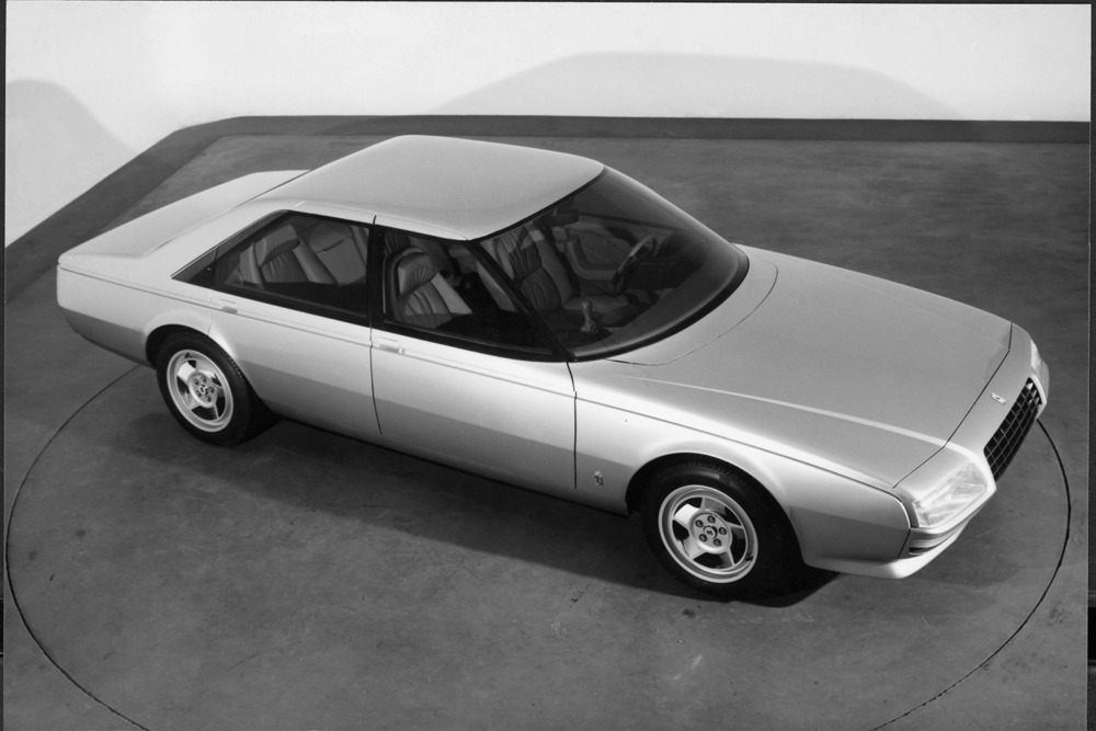 ピニンファリーナ創立50周年を記念してフェラーリへ商品化を提案した４ドアモデルがピニンだった。結局生産されることはなくコンセプトモデルだけで終わってしまった。