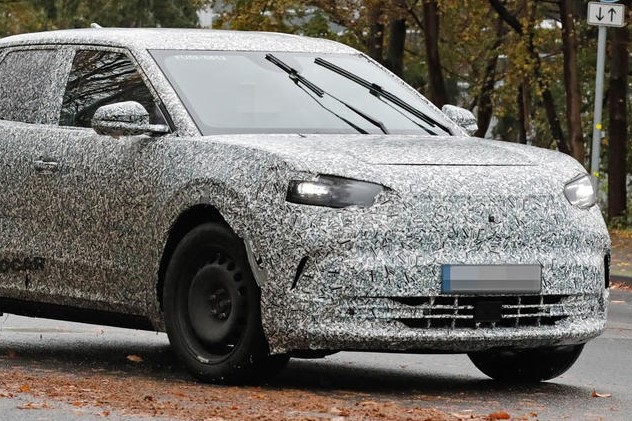 欧州で目撃された新型「カプリ」のプロトタイプ
