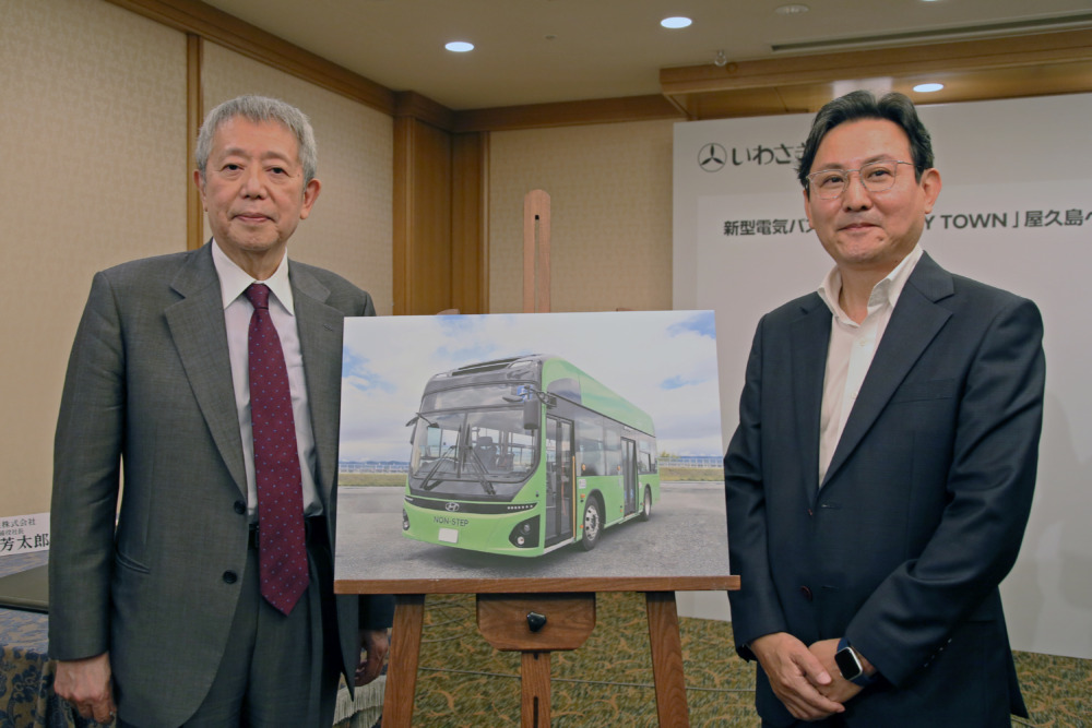 締結式には岩崎産業の岩崎芳太郎 代表取締役社長(左)と、ヒョンデ・モビリティ・ジャパン株式会社の趙 源祥 代表取締役社長(右)が参加した。