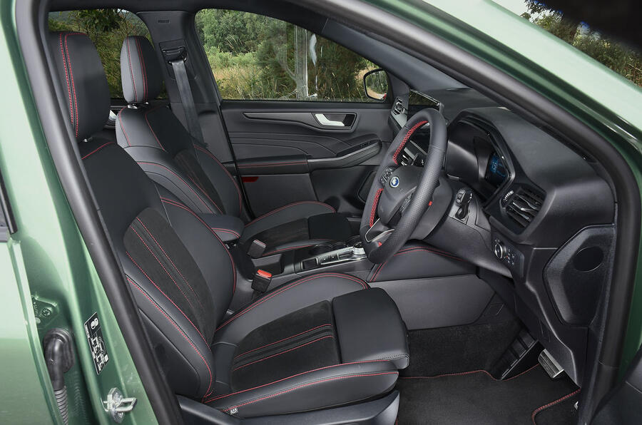 フォード・クーガ ST-ラインX 2.5 PHEV(英国仕様)