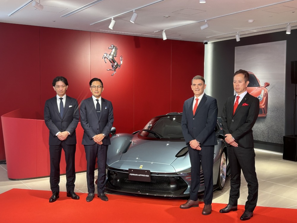 セレモニーのようす。(左から)鈴木太龍氏、林誠吾氏、ドナート・ロマニエッロ氏、田中圭三氏。