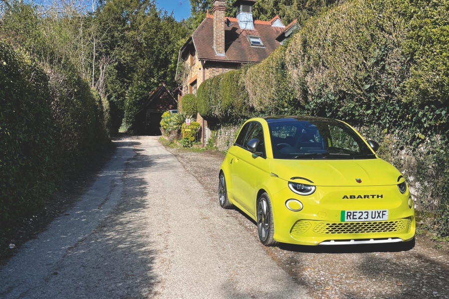 アバルト500e ツーリスモ(英国仕様)