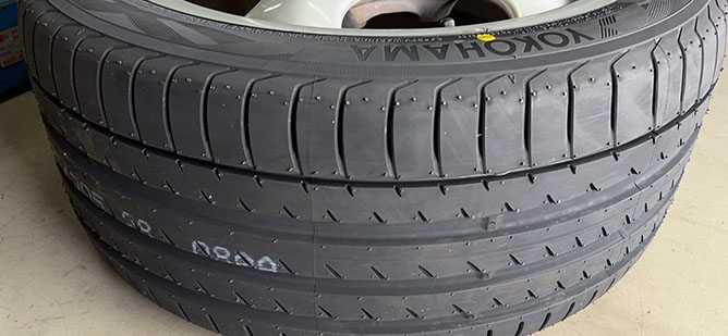 ポルシェ 993のタイヤ交換 街乗り17-18インチはADVAN Sport V105を選択
