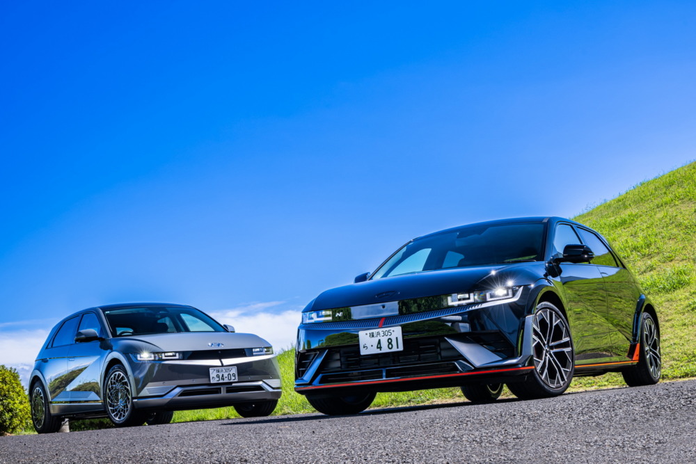 レポート車のアイオニック5(左)とスポーツモデル5N(右)。