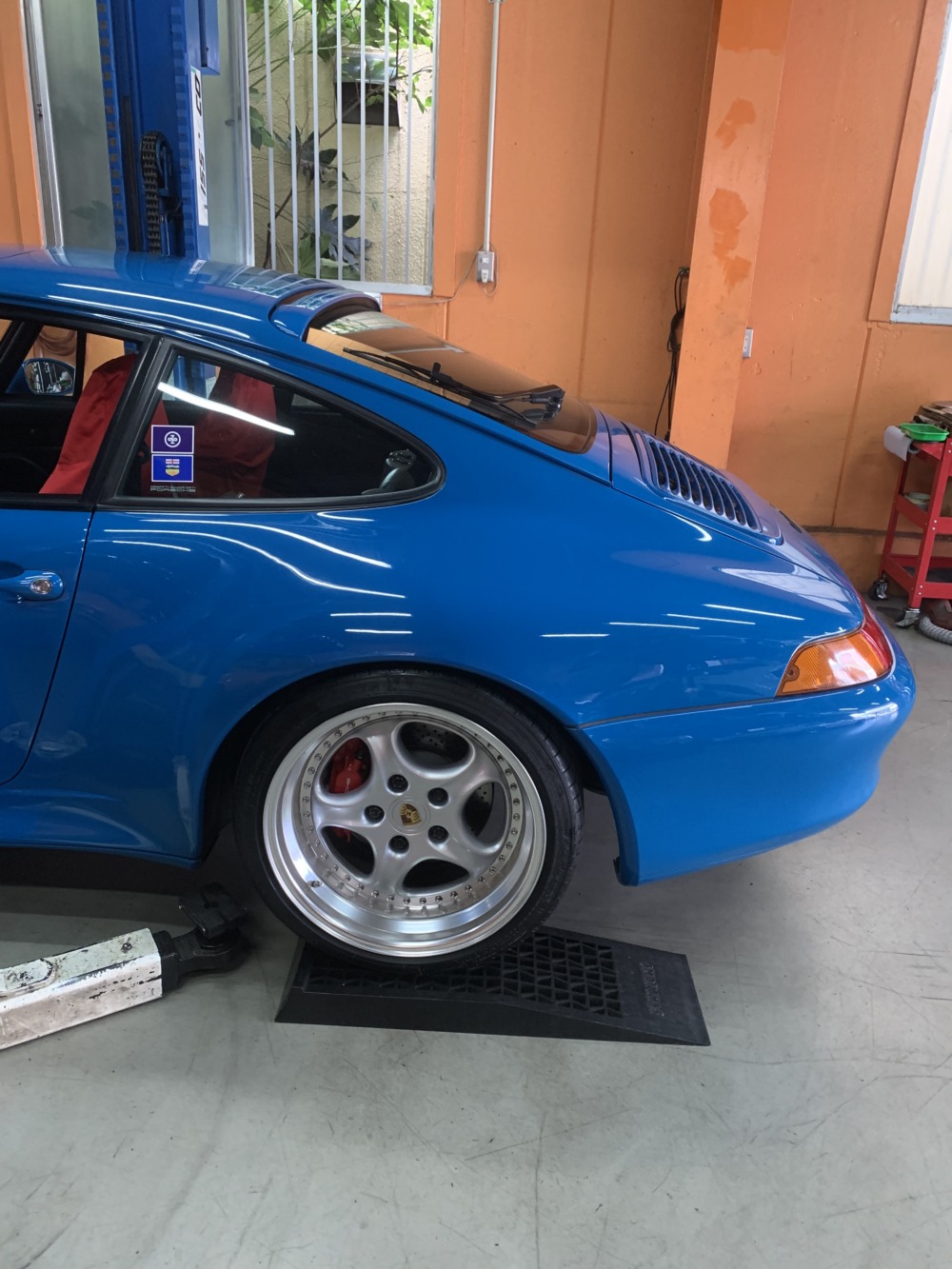 ポルシェ 993の車検整備 マフラーエンドの修正も | スペシャルショップ