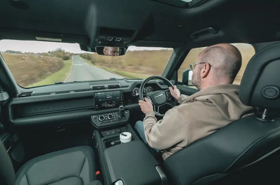 ランドローバー・ディフェンダー 130 D300 アウトバウンド(英国仕様)