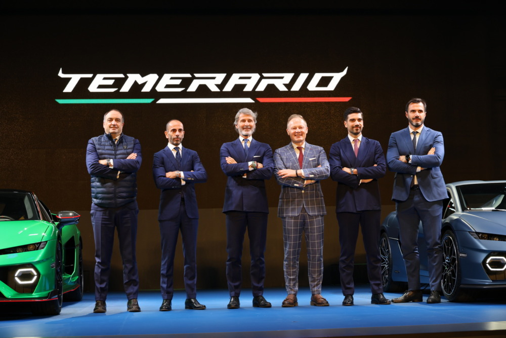 ヴィンケルマン氏(左から3番目)を中心に、ランボルギーニのキーマンたちが参加。