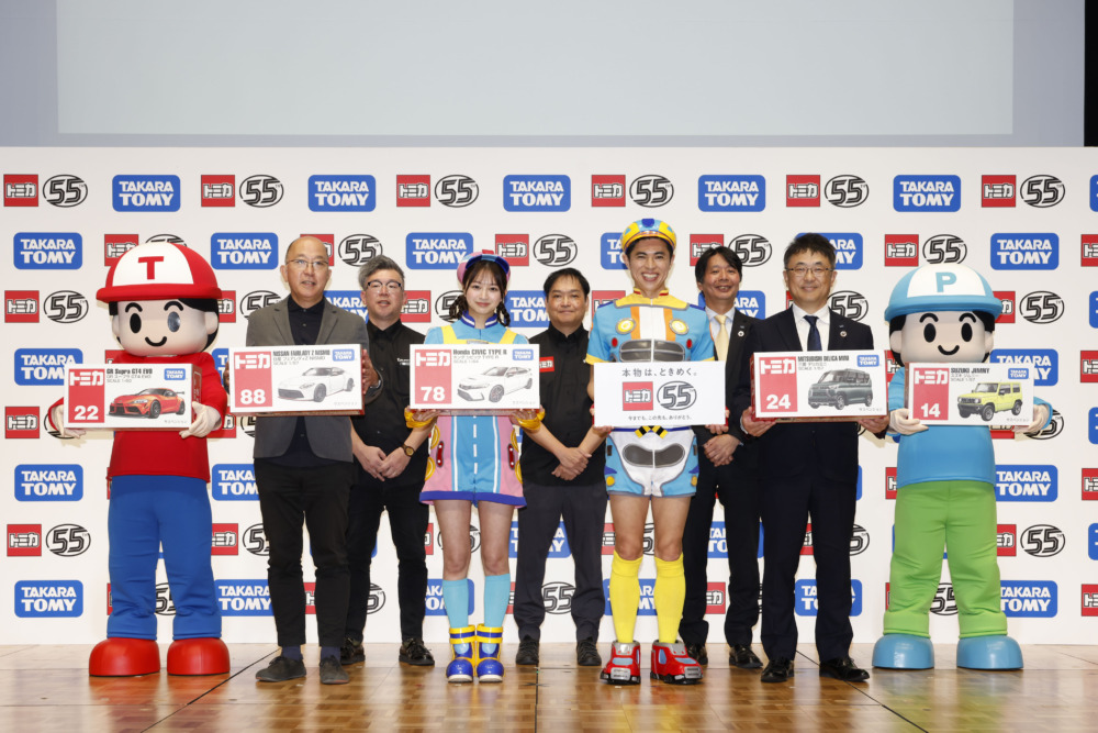 小島よしおさんが、『トミプラワールドのりのりタイムズ!!』の番組MCを務める。