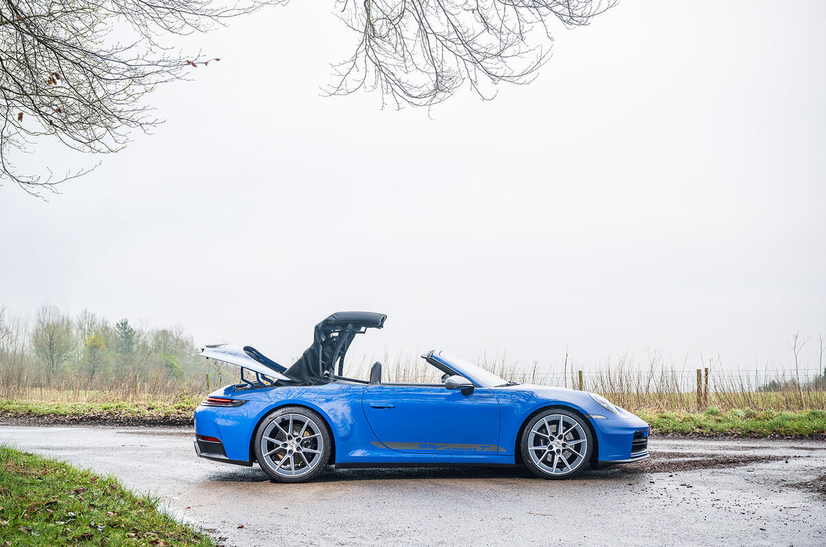 ポルシェ911 カレラT カブリオレ(992.2型/英国仕様)