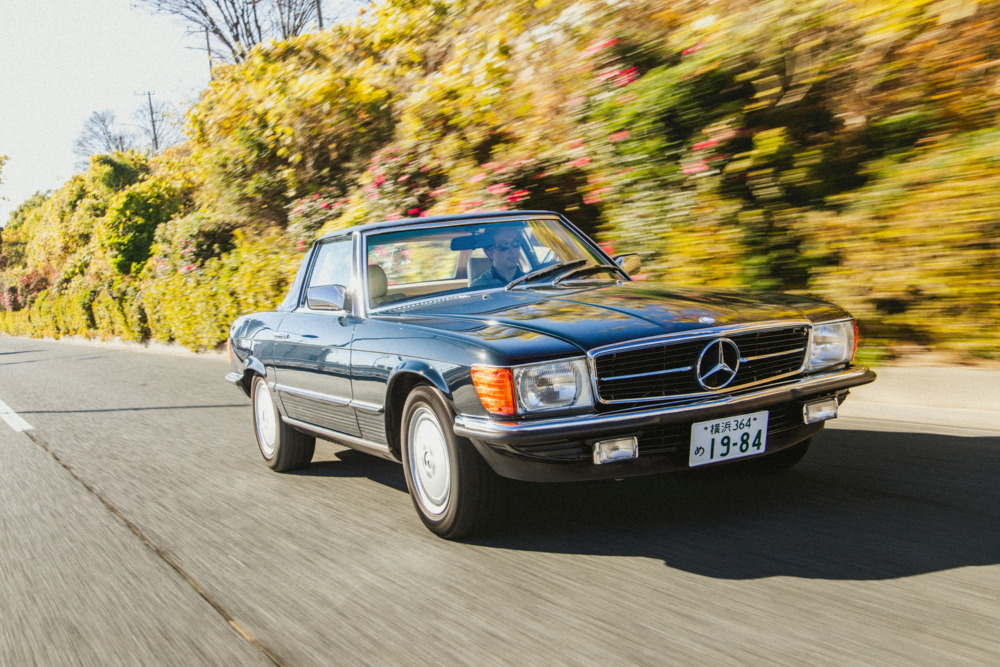 取材後、ご厚意で1984年式メルセデス・ベンツ500SLに試乗できた。こちらも2枠を販売中。
