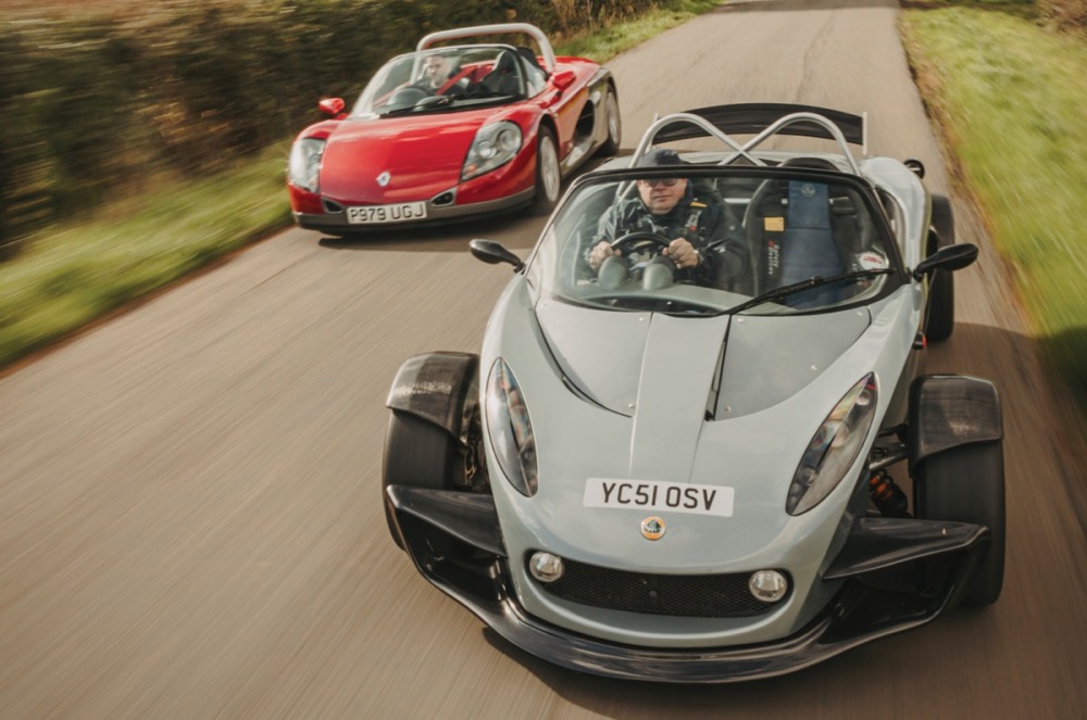 シルバー・ツートーンのロータス340Rと、レッド・ツートーンのルノー・スポール・スパイダー