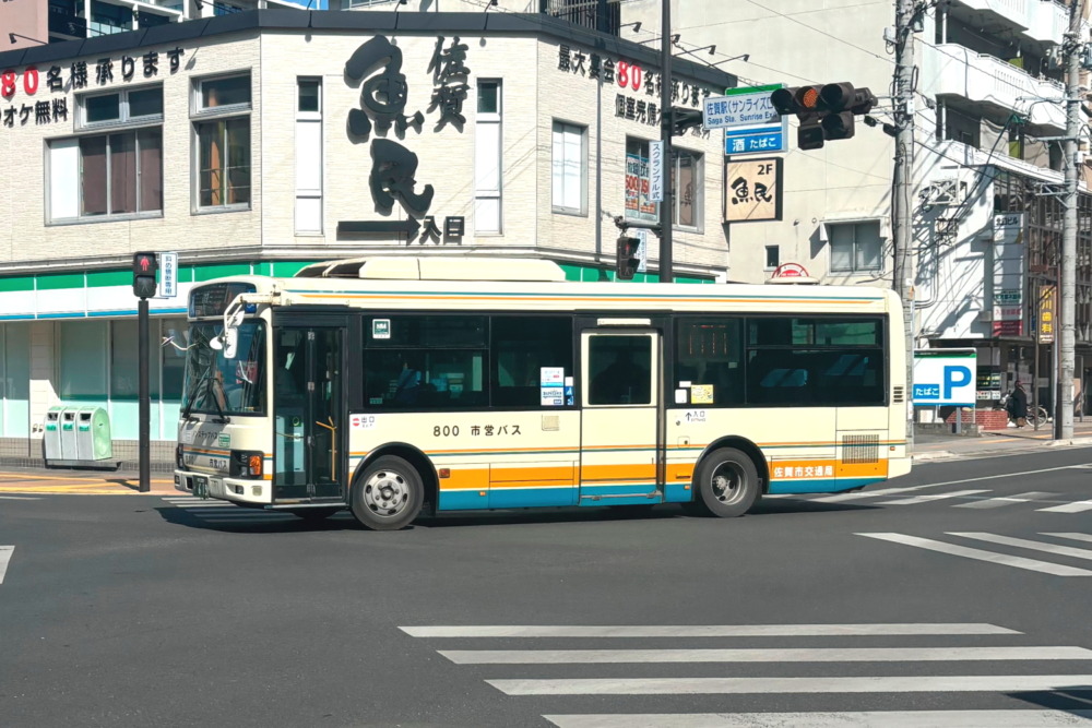 公共交通やパーソナルモビリティのシェアリングなどの経路検索や運賃決済を、単一のスマートフォンアプリに統合することで、マイカー移動に近いシームレスな移動を提供するサービスがMaasだ。