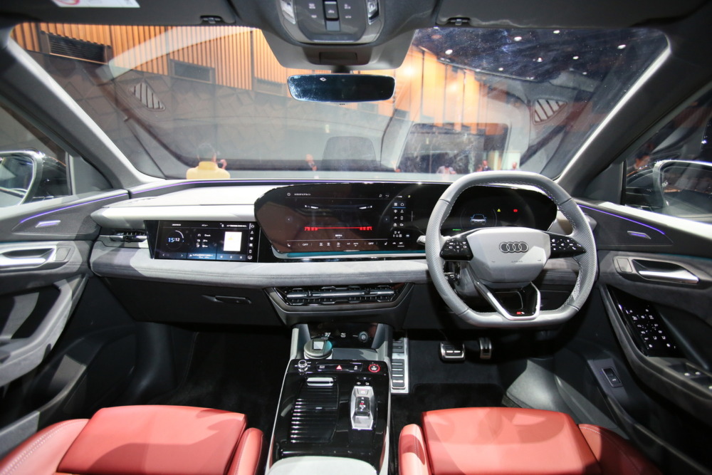 航続距離は、スポーツグレードのSQ6 e-トロンで672kmの航続距離を実現している。