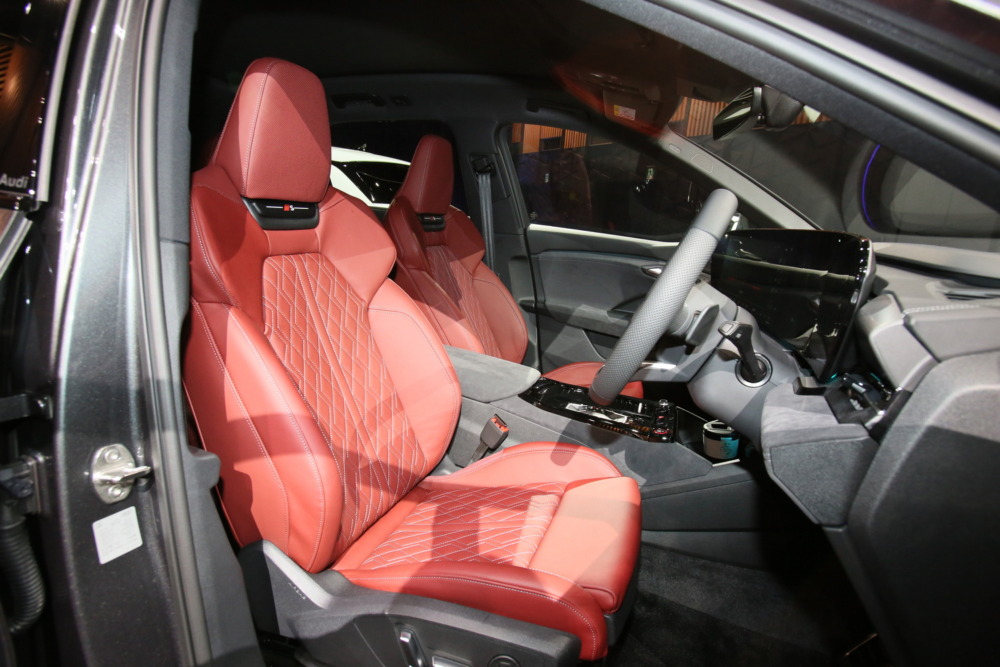 車両本体価格は、2WDモデルが839万円、クワトロが998万円、SQ6が1320万円と発表された。