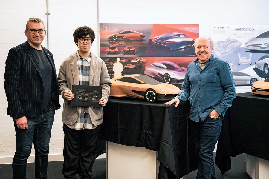 優勝したハオユエン・バイさん(中央)、審査員のダレン・デイ氏(左)とイアン・カラム氏(右)。