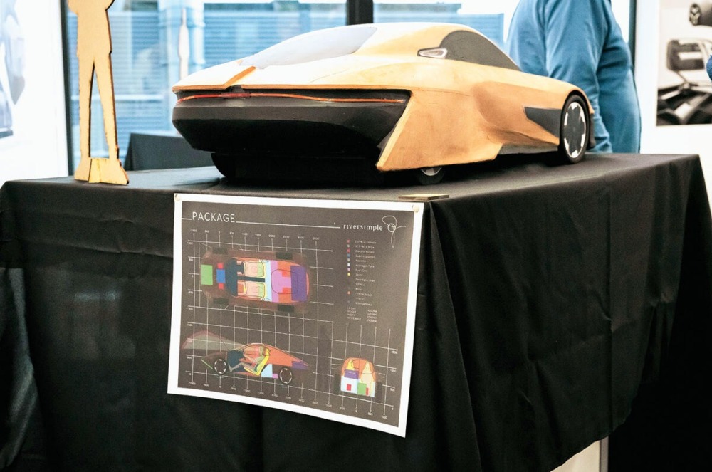 学生たちは短い時間の中でデザインとクレイモデルの制作、プレゼンテーションの準備をしなければならなかった。