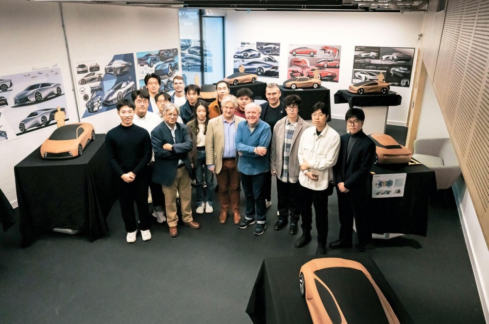 今回のプロジェクトはリバーシンプル社主導で、コベントリー大学の学生14名と複数の自動車デザイナーが参加した。