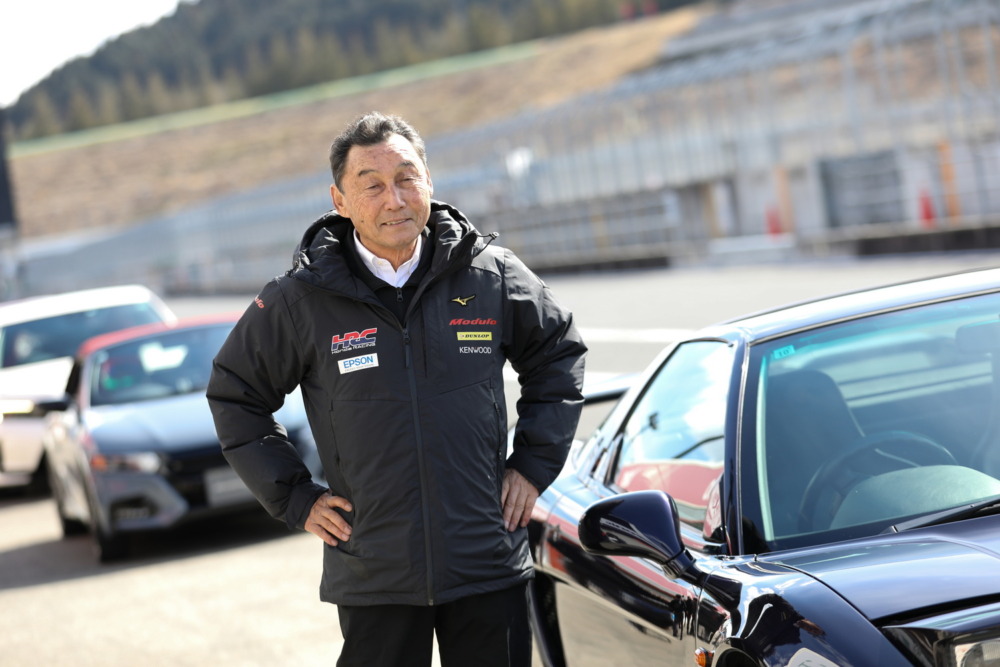 中嶋悟監督は特設ステージでのトークショーにも登壇。72歳のバースデイをお祝いする演出もあった。