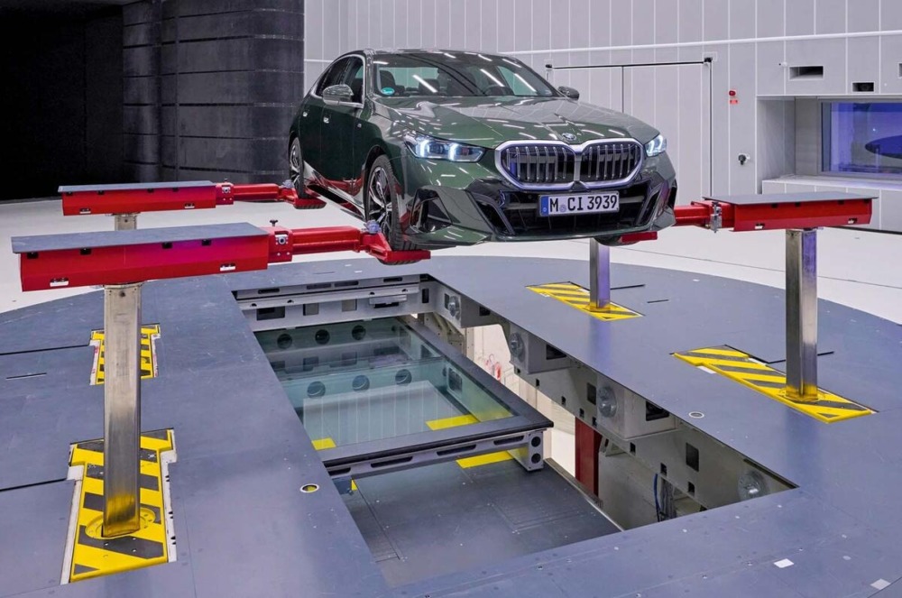 BMWはミュンヘンに新設した「エアロアコースティックおよび電動ドライブセンター(AEC)」で音響風洞の試験を行っている。