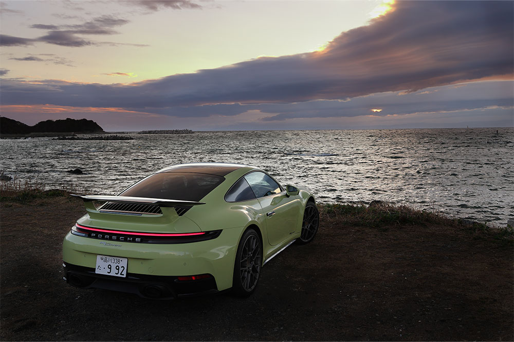911カレラの本体価格は1694万円。992デビュー時は1360万円だったので、この5年で25%程度高くなった。